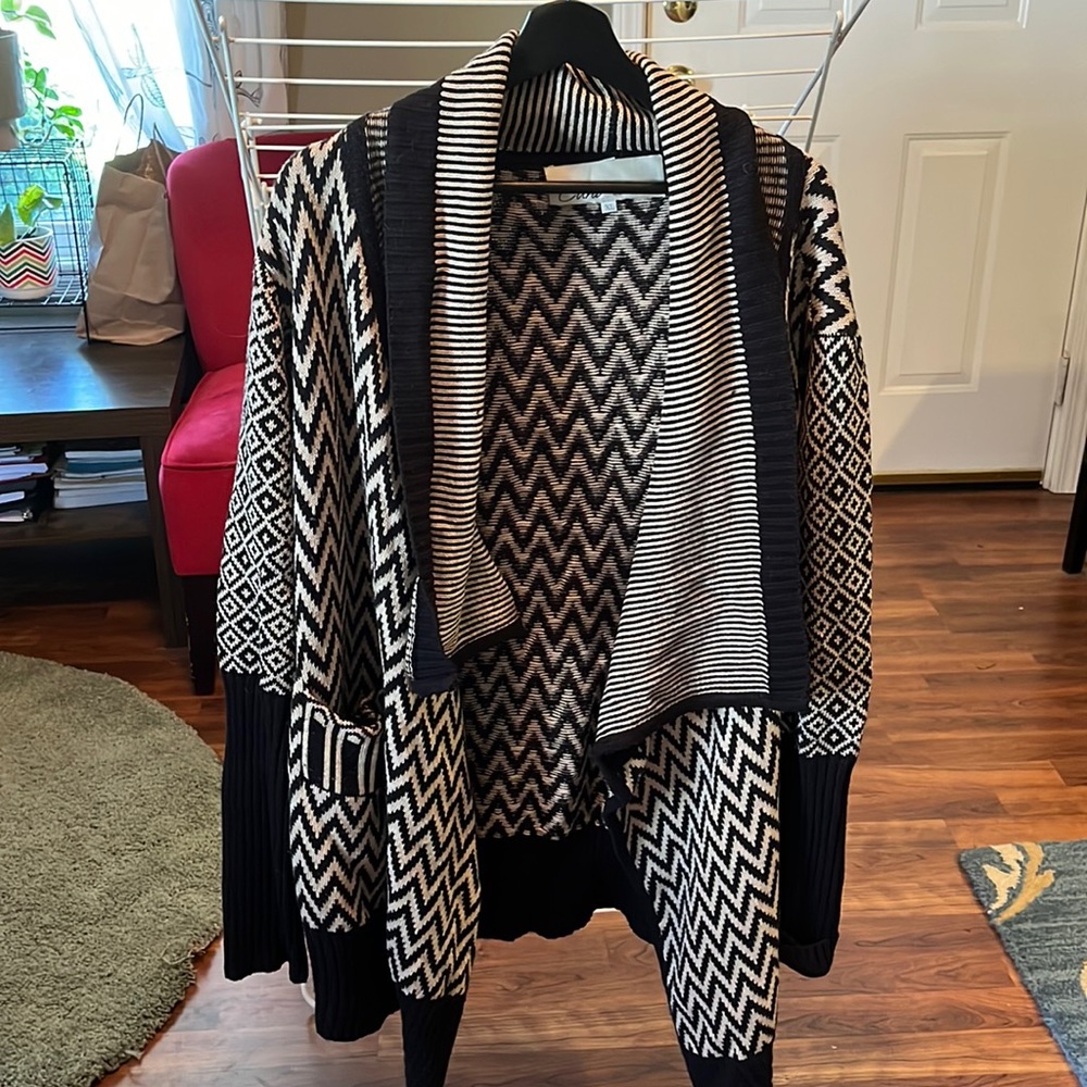 Black and white cardigan — LIKE A BLANKET YOU CAN WEAR — sz XL